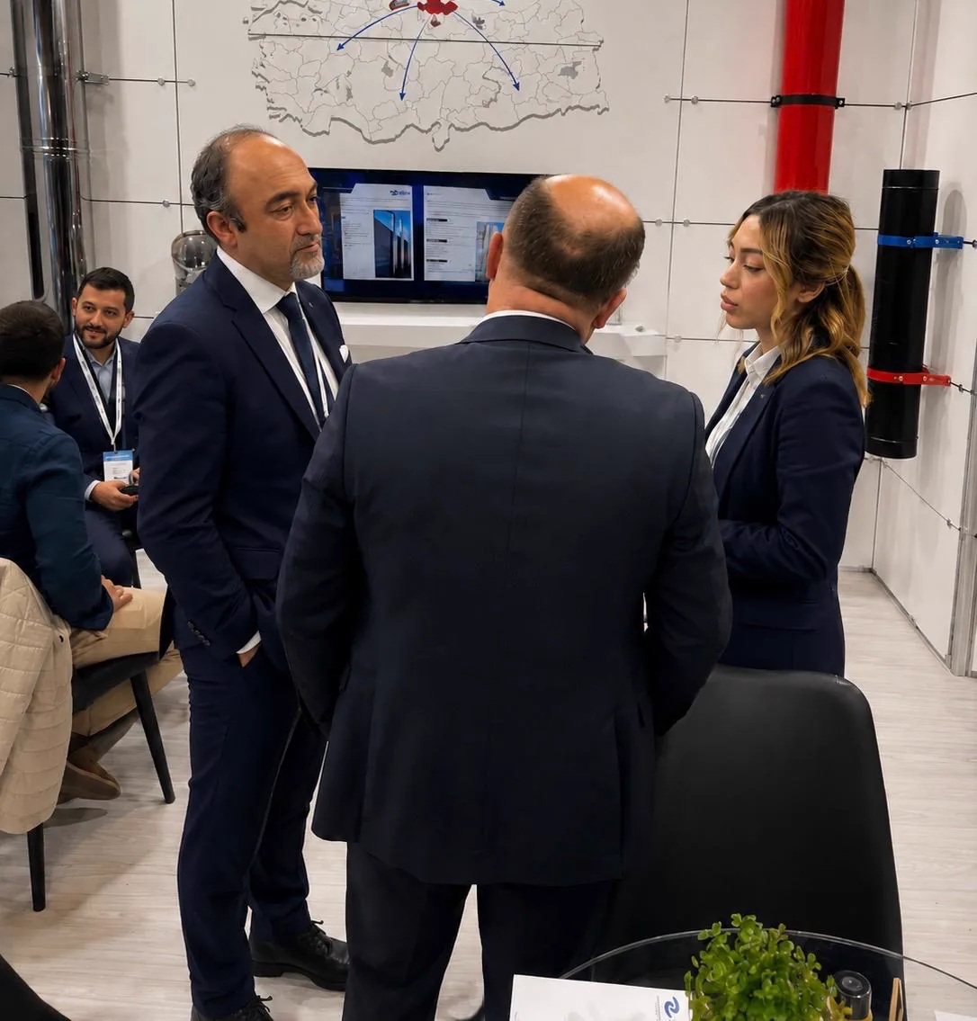 L'équipe de Central Air Concept en échange technique sur un salon professionnel international de la ventilation
