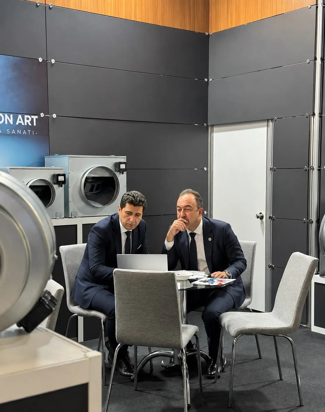 Le gérant de Central Air Concept en réunion avec un fabricant de caissons de ventilation lors d'un salon