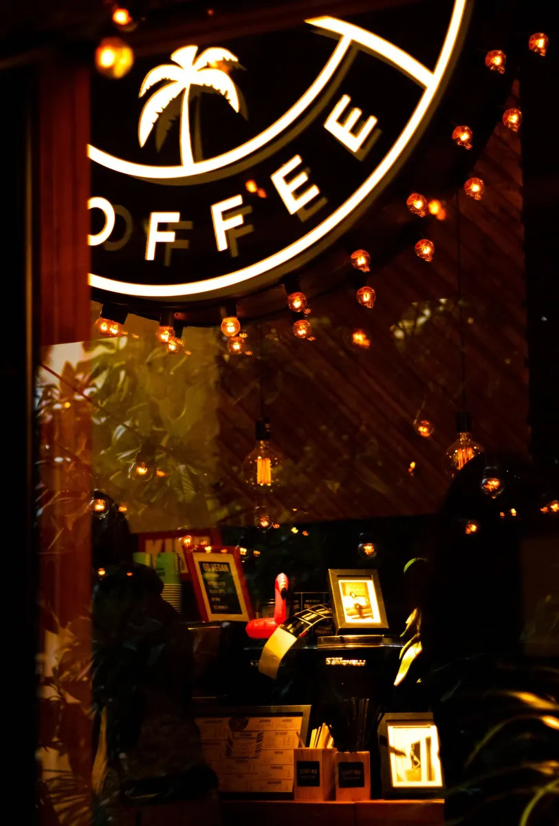 Café-lounge cosy à l'atmosphère feutrée grâce à un renouvellement d'air discret et silencieux