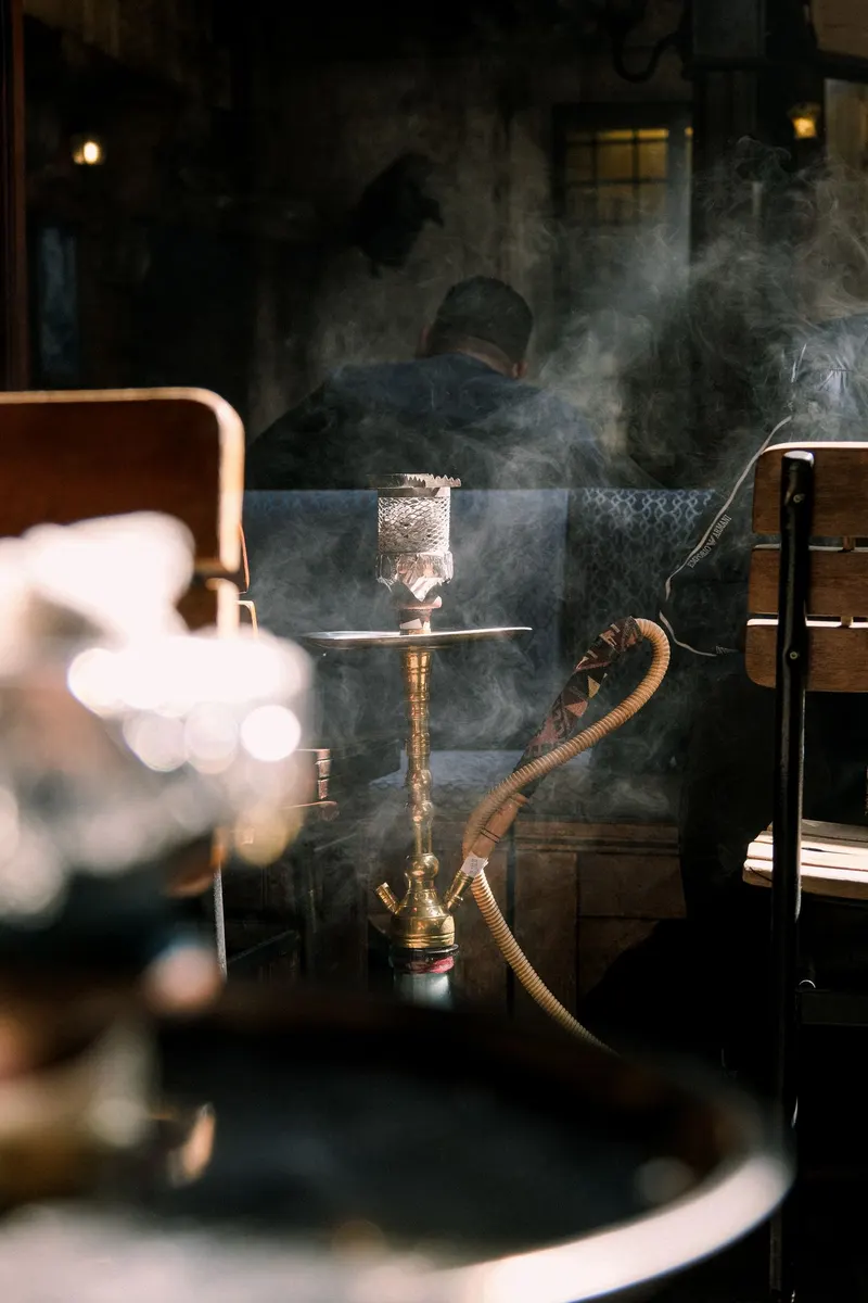 Ambiance d'un chicha bar : narguilé et fumée maîtrisée par une extraction et une filtration performantes