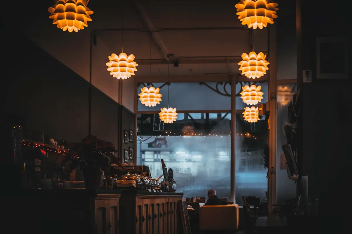 Salle de restaurant chaleureuse dont l'air reste sain grâce à une extraction et une compensation d'air adaptées