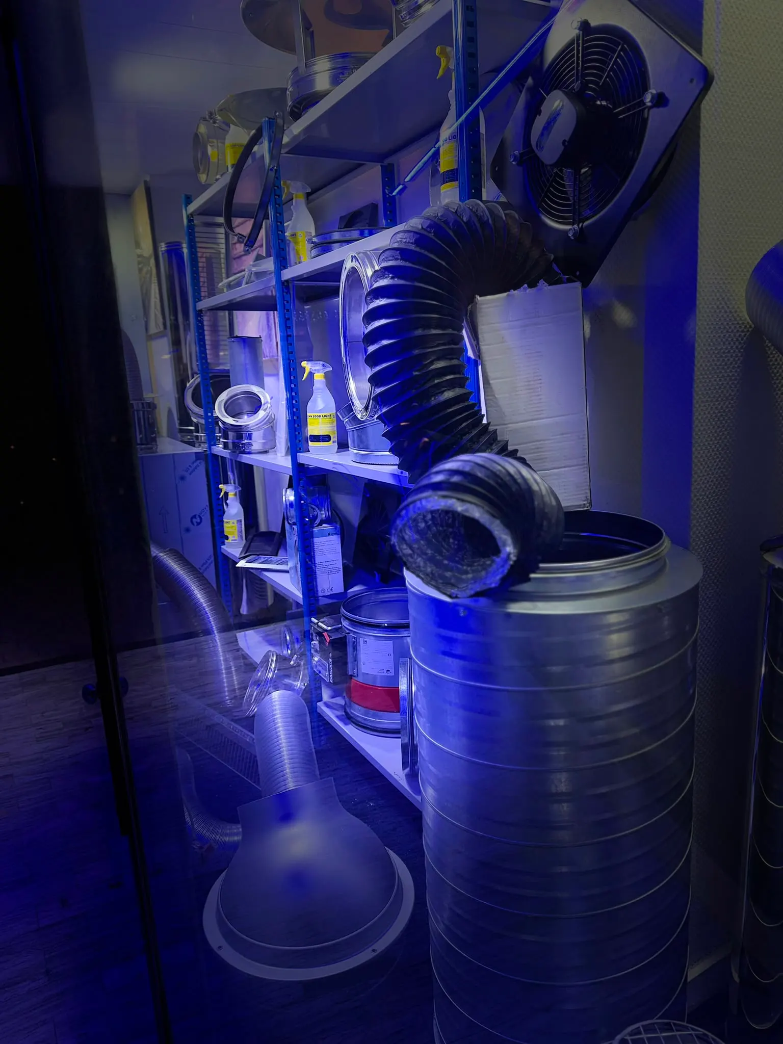 Vitrine du magasin Central Air Concept illuminée en bleu à Schaerbeek